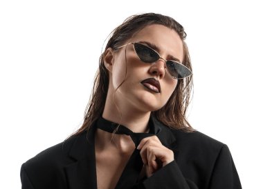 Siyah dudak kalemi olan güzel bir kadın beyaz arka planda ıslak güneş gözlüğü takıyor.