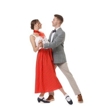 Beyaz arka planda dans eden retro kıyafetli mutlu çift.