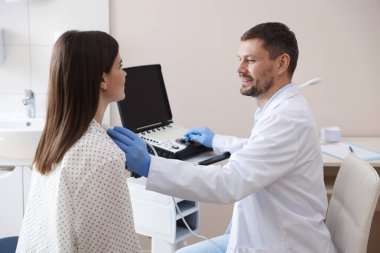 Klinikte kadın ultrason muayenesi yapan bir sonograf.