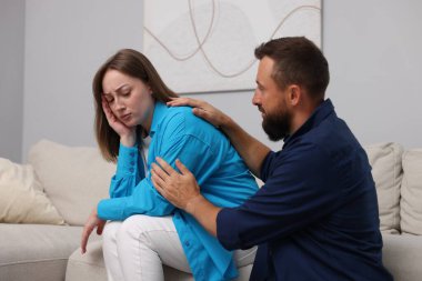 İhanet. Koca, evdeki kanepede gücenmiş karısından özür diliyor.