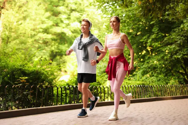 Parkta koşan mutlu çift. Sabah egzersizi