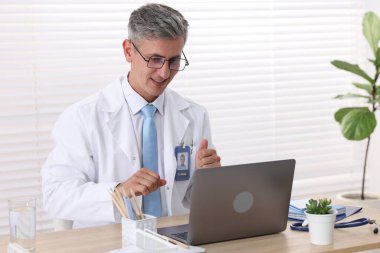 Teletıp. Doktor, bilgisayarla hastayla içeride görüntülü konuşma yapıyor.