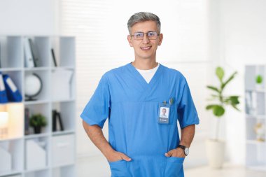 Klinikteki önlüklü doktorun portresi.