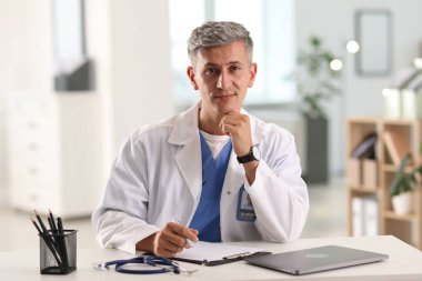 Teletıp. Doktorun hastayla görüntülü görüşmesi var.