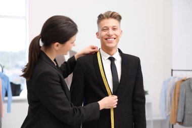 Atölyedeki adama terzi ceketi.