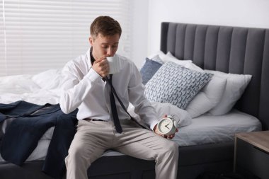 Kahveli üzgün genç adam evde hazırlanıyor.