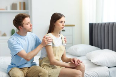 Adam evde yatağında gücenmiş sevgilisinden özür diliyor.