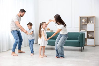 Ebeveynler ve çocukları evde sıcak zeminde birlikte zaman geçiriyorlar. Isıtma sistemi