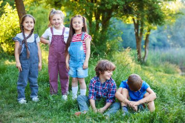 Bir grup çocuk doğada vakit geçiriyor.