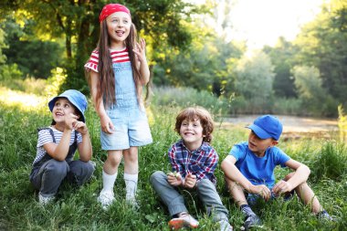 Bir grup çocuk doğada vakit geçiriyor.