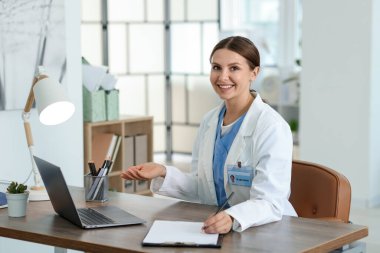 Teletıp. Doktor içeride bilgisayarla hastayla görüntülü konuşma yaparken not alıyor.