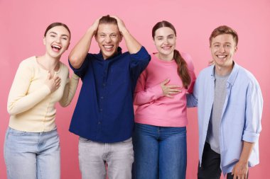 Pembe arka planda gülen arkadaşlar. Pozitif duygu