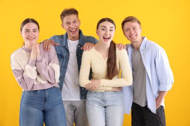 Sarı arka planda gülen arkadaşlar. Pozitif duygu