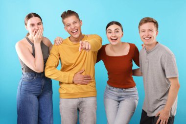 Açık mavi arka planda gülen arkadaşlar. Pozitif duygu