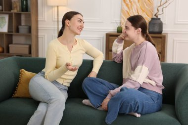 Arkadaşlar kanepede gülüyor. Pozitif duygu