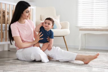 Mutlu bir anne ve tatlı küçük bebeği.