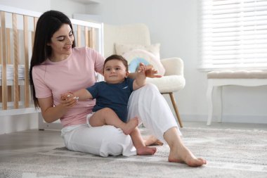 Mutlu bir anne ve evde küçük sevimli bir bebeği var, mesaj atmak için yer var.