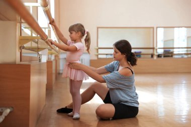 Küçük kız ve öğretmeni bar stüdyosunda eğitim görüyorlar.