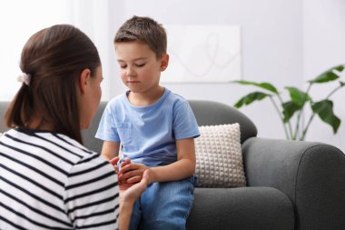 Anne evdeki üzgün oğlunu destekliyor, mesaj için yer var.