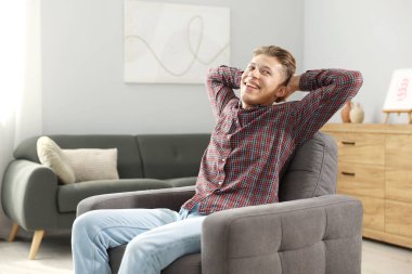 Hayaller gerçek oluyor. Olumlu genç adam evde bir şeyler düşünüyor.