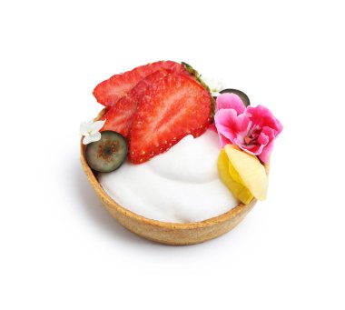 Beyaza izole edilmiş böğürtlenli ve çiçekli bir tart. Tatlı nefis.