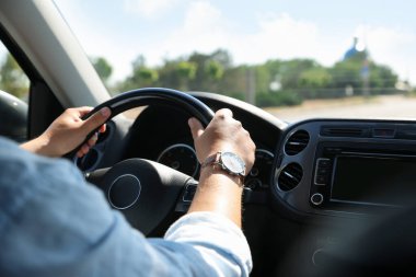 Direksiyonlu bir adam, yakın plan.