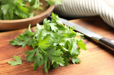 Tahtada taze maydanoz ve bıçak, yakın plan.