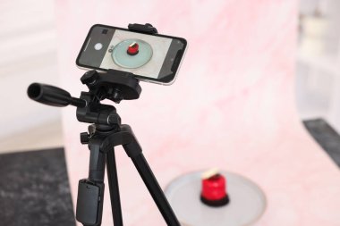 Stüdyoda akıllı telefonla lezzetli bir tatlı çekmek, seçici bir odak noktası. Profesyonel yemek fotoğrafçılığı.