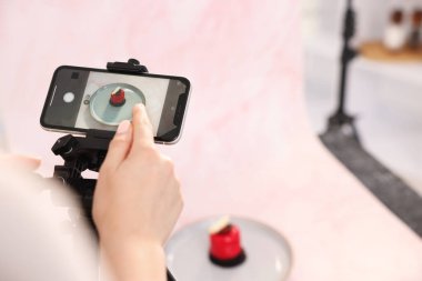 Stüdyoda lezzetli tatlıların fotoğrafını çeken bir kadın, seçici bir odak noktası. Profesyonel yemek fotoğrafçılığı.