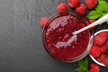 Cam kasede tatlı ahududu reçeli ve gri desenli masada böğürtlen. Metin için boşluk