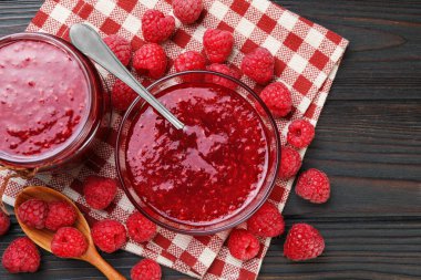 Bardakta ahududu reçeli ve ahşap masada böğürtlen.