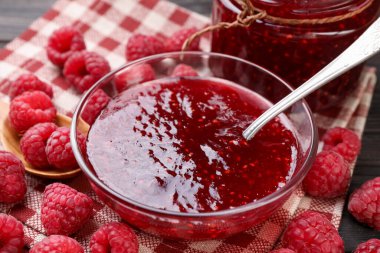 Bardakta ahududu reçeli ve masada böğürtlen, yakın plan.