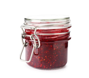 Cam kavanozdaki tatlı ahududu reçeli beyaza izole edilmiş.