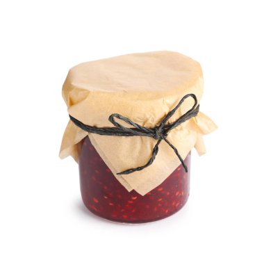 Cam kavanozdaki tatlı ahududu reçeli beyaza izole edilmiş.