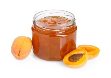 Kavanozda lezzetli kayısı reçeli ve beyaz üzerine izole edilmiş taze meyve.