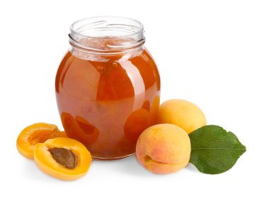 Kavanozda lezzetli kayısı reçeli, taze meyve ve yeşil yaprak beyaz üzerine izole edilmiş.