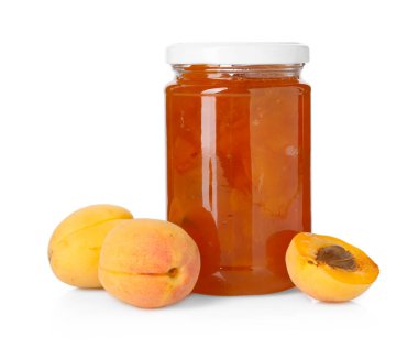 Kavanozda lezzetli kayısı reçeli ve beyaz üzerine izole edilmiş taze meyve.