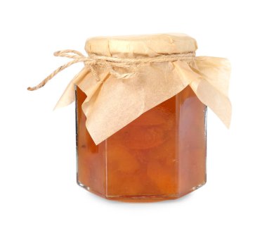 Kavanozdaki lezzetli kayısı reçeli beyaza izole edilmiş.