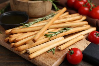 Lezzetli Grissini çubukları ahşap masada servis edilir, yakın plan.