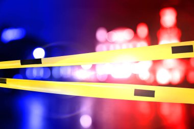 Polis kırmızı ve mavi ışıklar ve sarı suç mahalli çapraz şerit değil