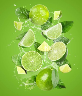 Yeşil arka planda taze limon ve su sıçratan bir içecek.