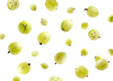 Taze yeşil bektaşi üzümleri beyaz arka plana doğru düşüyor