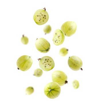 Taze yeşil bektaşi üzümleri beyaz arka plana doğru düşüyor