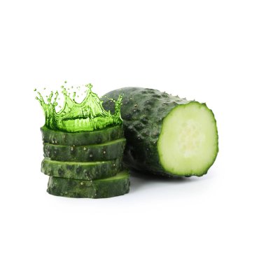 Taze salatalık ve beyaz arka planda sıçrama