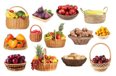 Taze sebzeler, böğürtlenler ve sepetlerdeki meyveler beyaza izole edilmiş.