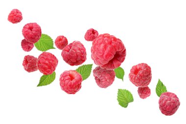 Beyaz arka planda uçuşan taze ahududu ve yeşil yapraklar