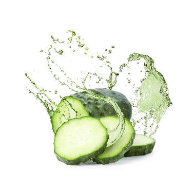 Taze salatalık ve beyaz arka planda sıçrama