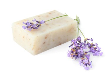Sabun çubuğu ve lavanta çiçekleri beyaz üzerine izole edilmiş.