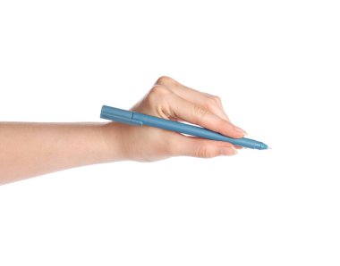 Beyaz arka planda kalem tutan kadın, yakın çekim