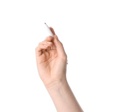 Beyaz arka planda kalem tutan kadın, yakın çekim